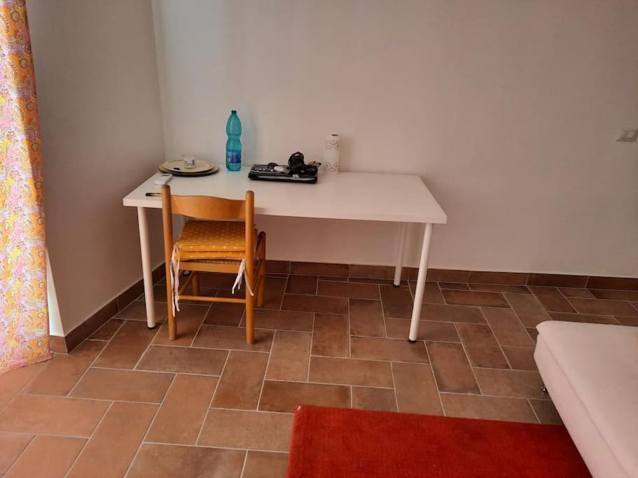 Bilocale Napoli Piazza Miracoli Apartamento Exterior foto